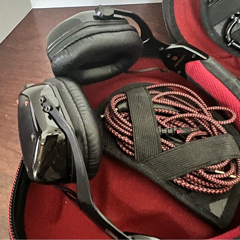 V-MODA for True Blood V-80 On-Ear Noise-Isolating Metal Headphones - Picture 7 of 13